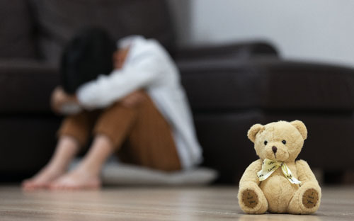 因家庭暴力离婚，孩子抚养权归谁