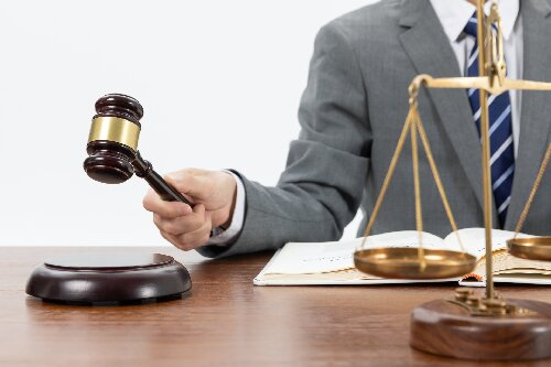 起诉离婚,对方请了专业律师,我没有请会吃亏吗