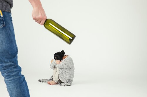 家暴受害者可申请禁止家暴和禁止骚扰家人并责令迁出住所