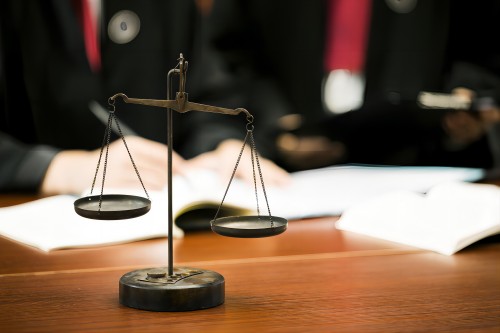 为负有法定义务的人治病所负的债，离婚时如何承担
