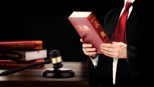 离婚后抚养孩子的一方对孩子使用暴力，可以变更抚养权吗