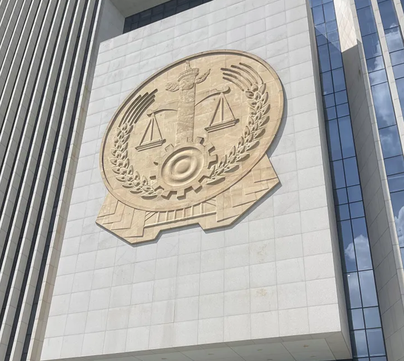 深圳专业继承律师唐云虹以案说法:跨境离婚文书公证认证后,遗产继承如何突破程序桎梏