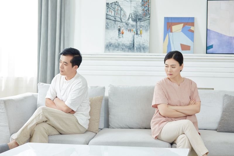 深圳离婚律师：离婚冷静期内单方大额挥霍存款，离婚可少分财产吗？